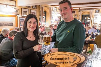 Von wegen Kneipensterben: Erzgebirger halten Gasthaus seit 25 Jahren die Treue - Denise Kretzschmar und Philipp Espig zählen zu den zahlreichen Stammgästen.