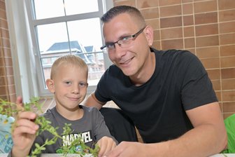 Von wegen Kohle: Warum Kinder aus dem Erzgebirge Seife machen - Alexander Keller aus Neuwürschnitz war mit seinem Sohn Eddy Keller in der Kohlewelt mit dabei.