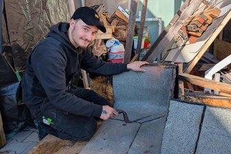 Von wegen Krach auf dem Dach: Was den Geselle aus Hainichen am Dachdeckerberuf begeistert - Dachdecker Ben Seifert ist stolz auf sein ausgezeichnetes Prüfungsdach.