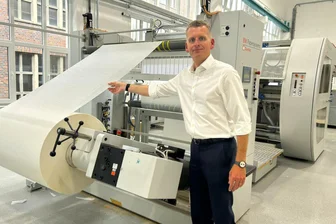 Von wegen Krise: Papierfabrik im Erzgebirge plant Millioneninvestition - Geschäftsführer Sébastien Schaal zeigt eine moderne Maschine, mit der Papier nach Kundenwunsch zurechtgeschnitten wird.