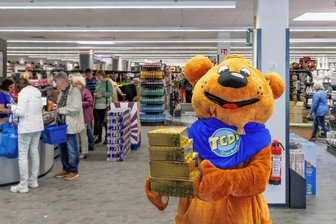 Von wegen Leerstand: Wie eine Passage im Erzgebirge mit Vollvermietung glänzt - Das Handelsunternehmen Tedi hat in der Adam-Ries-Passage in Annaberg-Buchholz eine neue Filiale eröffnet. Am ersten Tag mit dabei: der Tedi-Bär, das Maskottchen des Hauses, und viele Kundinnen und Kunden.