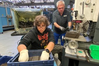 Von wegen lernbehindert: Erzgebirger Solmann Butt will sein Schicksal selbst bestimmen - Solmann Butt von der Lebenshilfe arbeitet beim Projekt Schichtwechsel bei Koki in Niederwürschnitz.