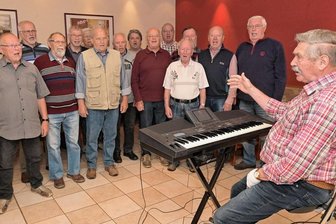 Von wegen, mit 80 ist Schluss: Sangesfreudige Männer halten sich nicht an die Statistik - Der Männergesangverein "Sachsentreue" probt unter Leitung von Harald Strietzel (rechts) im "Anger" von Neuwürschnitz. Wer bei ihnen reinschnuppern möchte, kann montags ab 18 Uhr einfach dazukommen.