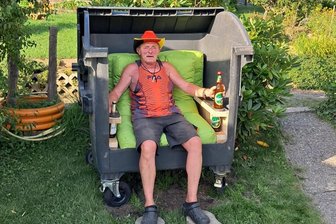 Von wegen Müll! Pfiffiger Erzgebirger bastelt sich aus Müllcontainer einen Strandkorb - So hat Knut Flemming im Sommer die warmen Tage im Garten verbracht.