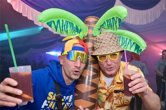 Von wegen Oktoberfest: Lichtentanner feiern Malle-Party mitten im Herbst - Alexander Wolf (links) aus Zwickau und Danny Märter aus Plauen waren dieses Jahr auf Mallorca und haben in Ebersbrunn mitgefeiert.