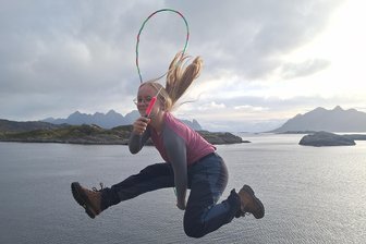 Von wegen Pausenhof-Spielerei: Eine Freiberger Studentin springt sich sportlich um die Welt - Marlen Kositza mit ihrem Springseil in Norwegen während eines Austauschsemesters 2024.