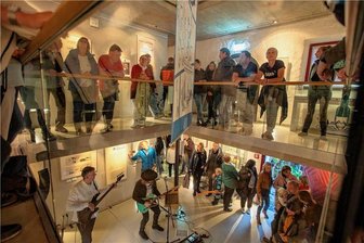 Von wegen Regen: Warum die Nacht der Museen in Plauen ihre Faszination auch diesmal entfaltet hat - In der Galerie e.o.plauen trat die Plauener Band Zami auf. Ohnehin haben einige Bands unterschiedlichster Stilrichtungen die Nacht der Museen bereichert. Von Jazz bis Country reichte das Spektrum. Der Auftritt der Rockband Polis fiel am Tunnel wegen des Regenwetters aus.