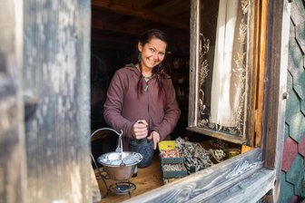 Von wegen tote Hose: „Kreativ-Hutzn“ bündelt Angebote im Winter im Erzgebirge - Nancy Lorenz aus Lugau bietet im Februar einen Seife-Kurs an. Eigentlich ist ihr Kräutergarten in diesen Tagen geschlossen. Doch fürs Kreativ-Hutzn, so der Sammelbegriff für das Veranstaltungsangebot im Februar, öffnet sie ihn.