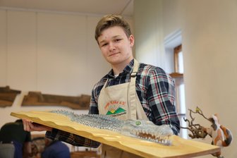 Von wegen verstaubtes Handwerk: Junge Schnitzer aus dem Erzgebirge zeigen was sie können - Othniel Hösel gewann den diesjährigen Wettbewerb mit seinem Krokodil unter dem Titel „Bissiges Holz“.