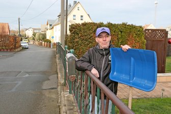 Von wegen Weiße Weihnacht - Zwickauer erinnert sich an letztes Schneechaos von vor 15 Jahren - Die Schneeschippe braucht René Günnel aus Stangendorf heute kaum noch. Vor 15 Jahren das anders.