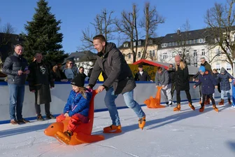 Von Weihnachtsflohmarkt bis Eisbahn: Ausflugstipps am Wochenende im Erzgebirge - Am Samstag wird Oberbürgermeister André Heinrich (links) die Marienberger Eisbahn eröffnen.