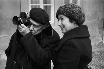 Von Weißensand nach New York: Wie ein Versteck im Vogtland zum Wendepunkt im Leben von Sonja Bullaty wurde - Sonja Bullaty bei ihrem letzten Besuch 1976 bei ihrem Lehrmeister Josef Sudek in Prag. Die Liebe zur Fotografie prägte sie, seit sie mit 14 Jahren den ersten Fotoapparat geschenkt bekam.