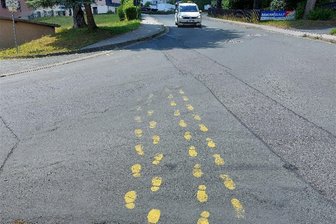 Von weitem Weg erschöpfte Schulkinder im Klingenthaler Hort? Jetzt spricht die Hortleiterin - Der Weg von der Grundschule zum Hort führt in Klingenthal durch die Stadt. Hier ist der Weg mit Füßen markiert - das Bild entstand vor zwei Jahren.
