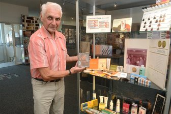 Von Wella zu Londa und zurück - die Geschichte einer Weltmarke, die in Rothenkirchen geboren wurde - Günter Bäuerle an einer Vitrine mit historischer Londa- und Wella-Haarkosmetik. In der Hand eine alte Druckplatte für Werbeanzeigen. Am Wochenende öffnet im Museum in Rothenkirchen die Sonderschau zur jüngeren Wella-Gesichte.