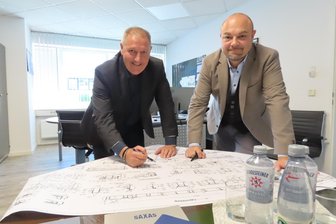 Von Werdau in die Welt: Saxas baut jedes Jahr 8000 Spezialaufbauten für Nutzfahrzeuge - Stephan Mayer (links) und Nico Boden führen seit 2019 die Geschäfte der Saxas Nutzfahrzeuge GmbH.