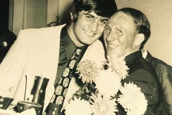 Von Westsachsen bis in die Weltspitze - Das Archivfoto zeigt Wolfgang Nitschke (links) mit seinem Trainer Günter Stiegler beim Empfang nach den Olympischen Spielen von München 1972 bei Traktor Waldenburg im Vereinslokal Café Golde.