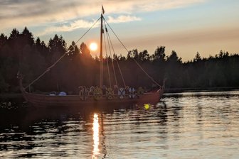 Von Wikingerfest bis Quizabend mit Bestsellerautor: Ausflugstipps am Wochenende im Erzgebirge - Sie haben zwar keinen Hafen, aber ein prächtiges Langschiff. Am Sonnabend wird Toron wieder auf dem Geyerschen Teich fahren. Auf dem Areal steigt ein Wikingerfest.