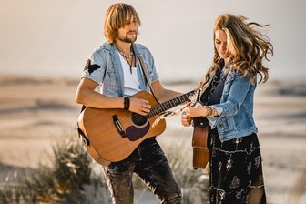 Von Wild-West-Gaudi bis Bergbaugeschichte: Wohin sich im Erzgebirge am Wochenende ein Ausflug lohnt - Das Duo Birds of a Feather aus der Schweiz gestaltet am 16. Januar den musikalischen Auftakt für die Schlosskonzerte 2025 im Gewölbekeller.