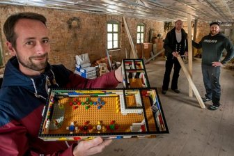 Von Wilhelm und Kathrinchen Zimtstern - Eine alte Drechslerei wollen Silvio Neuber, Tom Neubert und Markus Füchtner (v. l.) in "Wilhelms Welt-Raum" verwandeln. Das Modell ist schon fertig.