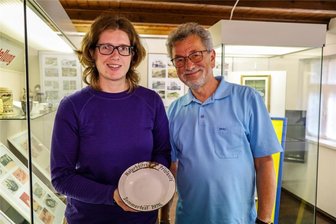 Von Wirten und Kneipen: Wohin die Auer früher auf ein Bierchen gingen - Museumsleiterin Sarah Becher und Stadtchronist Heinz Poller mit einem der Exponate aus der kleinen Sonderausstellung zu Aues Gaststättenwesen.
