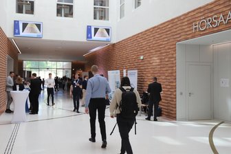 Von Wissenschaft bis Festkonzert: Was bietet das Wochenende in Mittelsachsen? - Zur Nacht der Wissenschaft und Wirtschaft in Freiberg präsentiert sich auch das Hörsaalzentrum in der Universitätsbibliothek der TU Bergakademie.