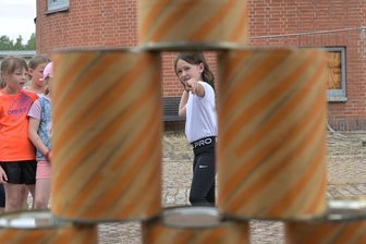 Von Wissensrad bis Kohle-Lauf: So spannend waren die bergmännischen Sommerspiele in Oelsnitz - Volle Konzentration bei den 1. Oelsnitzer Sommerspielen: die siebenjährige Ylvie aus Bernsbach.
