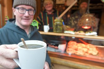 Von Wurstbrühe bis Churros Dubai Style - kulinarische Besonderheiten auf dem Freiberger Christmarkt entdeckt - Eine Wurstbrühe hat Redakteur Steffen Jankowski auf dem Freiberger Christmarkt am Stand von Steffen Parchmann und Matthias Schulze aus Radeberg gekostet. Bis Sonntag gibt es hier noch mehr Kulinarisches zu entdecken.
