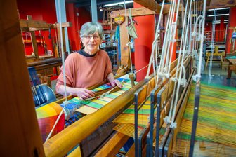 Von Zero-Waste-Weben bis Flechtkurs: Für das Weberforum in Oederan gibt es noch freie Plätze - Helga Hofmeister ist studierte Textildesignerin und Webmeisterin im Museum Oederan.