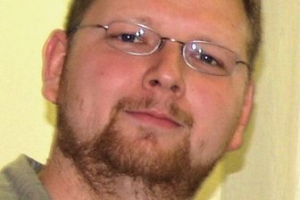 Voneinander lernen - Mitja Fritsch ist der neue Pastor der methodistischen Gemeinden Bockau und Albernau. Hier vor dem Altar in der Bockauer Kirche.