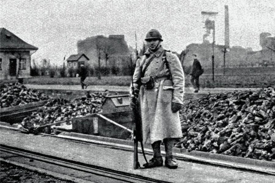 Vor 100 Jahren: Der Kampf ums Ruhrgebiet - Unter Druck: Ein französischer Soldat überwacht Ende Januar 1923 eine Kohlelieferung aus dem Ruhrgebiet. 