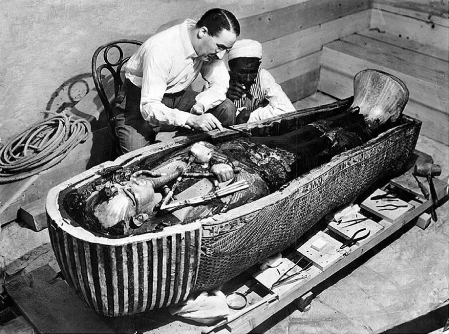 Sie haben ihr Ziel erreicht: Howard Carter und ein einheimischer Arbeiter beim Untersuchen des dritten goldenen Sarges, in dem unter der Goldmaske die sterblichen Überreste des Tutanchamun ruhen. 