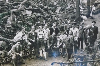 Vor 100 Jahren: Was das Klein-Erzgebirge mit Weihnachtskrippen zu tun hat - Das erste Klein-Erzgebirge stand im Stadtwald von Oederan. Das Bild aus den 1930er-Jahren zeigt Mitglieder des Vereins für heimatliche Volkskunst.