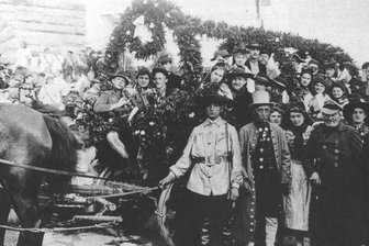 Vor 115 Jahren: König auf dem Kuhberg - Ein vogtländischer Hochzeitszug, geführt vom Hochzeitsbitter und den Dorfmusikanten wurde zum Höhepunkt des Trachtenfestes, mit dem der Monarch bei seinem Besuch in der Region geehrt wurde. Viele Menschen schlossen sich den Zug an.