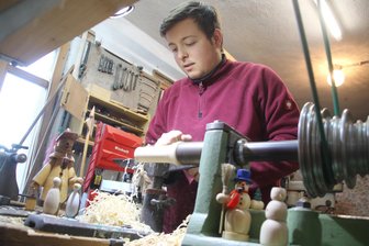 „Vor 14 Jahren habe ich mit dem Schnitzen angefangen“: Marbacher macht Hobby zum Traumberuf - Maximillian Klinger arbeitet gerne an der Drehbank in seiner Werkstatt.