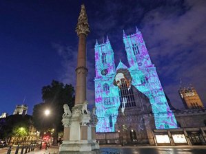 Vor 150 Jahren starb Charles Dickens -
Charles Dickens wird auf die Westtürme der Westminster Abbey projiziert.