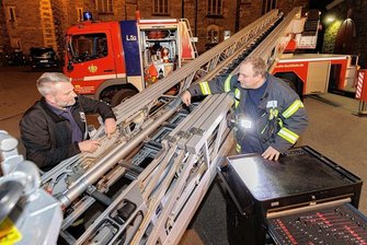 Vor 20 Jahren erste Drehleiter im Landkreis: Stadt Annaberg-Buchholz ersetzt Feuerwehrauto trotz Mehrkosten - Die 20 Jahre alte Drehleiter muss gepflegt werden. Das übernehmen unter anderem Steffen Mitte (links) und Robert Schneider. 