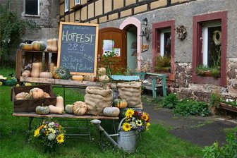 Vor 30 Jahren belächelt, heute erfolgreich: Biobauernhof Bohne in Königsfeld feiert mit Hoffest - Mit einem Hoffest feiert der Biohof Bohne in Stollsdorf am Samstag sein 30-jähriges Bestehen: Der Hof ist bereits geschmückt.