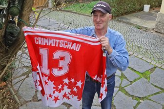 Vor 35 Jahren: Eishockey-Amateure aus Crimmitschau starten in Bayernliga: Vor dem ersten Bully gab es Bier und Haxe - Peter Schneemann wohnt in der Nähe des Kunsteisstadions im Sahnpark in Crimmitschau. Er hat viele Erinnerungsstücke aus seiner aktiven Zeit aufgehoben.