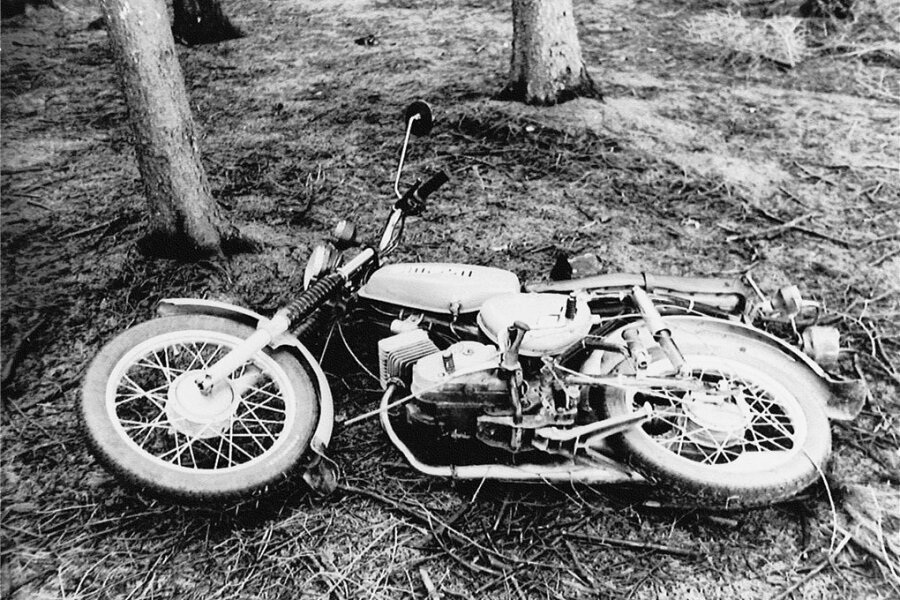 Vor 35 Jahren kam Heike Wunderlich ums Leben: Der Mord, der das Vogtland erschütterte - Das Moped S 51 von Heike Wunderlich, wie es die Polizei am 10. April 1987 am Tatort fand. 
