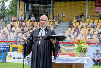 Vor 4. Advent: Gemeinsames Singen im Stadion des VfB Auerbach - Den Ausgangspunkt für die Idee des Weihnachtsliedersingens im Auerbach VfB-Stadion bildetet der Open-Air-Gottesdienst mit dem Landesbischof der evangelisch-lutherischen Landeskirche Sachsen, Tobias Bilz, im August 2020. Zweimal verhinderte Corona die Veranstaltung. Am Samstag kann sie wohl nur noch das Wetter stoppen.