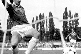 Vor 40 Jahren: Abstiegsdrama pur - Erhard Süß aus Schwarzbach erzielte 1981 beim dramatischen Saisonfinale sein erstes Oberliga-Tor für Aue. Diese Aufnahme zeigt ihn in einer Partie 1984, als er einen Gegentreffer gerade noch so vereitelt.
