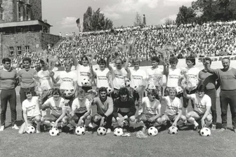 Vor 40 Jahren: Als Jürgen Croy die BSG Sachsenring Zwickau zurück in die Fußball-Oberliga führte - Schon vor dem Spiel feierten die Zwickauer Fußballer am 2. Juni 1985 den Aufstieg in die Oberliga. Hinten von links: Mannschaftsleiter Peter Gutwein, Trainer Jürgen Croy, Andreas Franz, Ralf Wagner, Andreas Mittag, Robby Schneidenbach, Andreas Langer, Martin Trocha, Marcel Babik, Joachim Schykowski, Peter Keller, Co-Trainer Volkmar Resch, Mannschaftsarzt Egon Pfeil. Vorn von links: Klaus Becher, Volker Schlicke, Jens Dombrowski, Lutz Rathmann, Thomas Alscher, Jörg Körner, Thomas Hahn und Ralf Schneider.