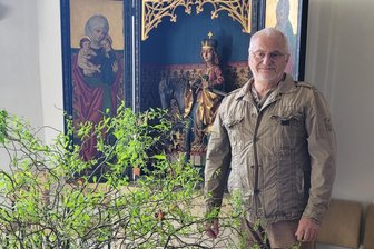 Vor 400 Jahren erfolgte der Baubeginn für die Kirche Schönfels - Manfred Rudert vor dem Altar mit dem Bildnis des Heiligen Martin.
