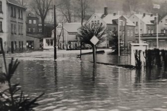 Vor 50 Jahren: Als das Obere Vogtland zur Adventszeit im Hochwasser versank - 8. Dezember 1974: In den Straßen von Klingenthal steht das Wasser. Nach Tauwetter und ergiebigem Dauerregen ist der Zwota-Bach über die Ufer getreten.