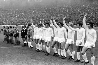 Vor 50 Jahren bebte die Halde: Als die BSG Sachsenring Zwickau gegen AC Florenz ins Europapokal-Viertelfinale einzog - Auf diesem Archivbild, das die Zwickauer Mannschaft (in weiß) kurz vor dem Anpfiff zeigt, kann man die Zuschauermassen zumindest erahnen.