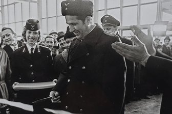 Vor 50 Jahren eingeweiht: Warum der Obere Bahnhof in Plauen einst als der modernste Bahnhof der DDR galt - Am 21. Dezember 1973 hat der damals stellvertretende Verkehrsminister der DDR, Heinz Schmidt, in der Empfangshalle des neuen Bahnhofs das Band durchgeschnitten.