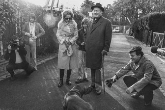 Vor 50 Jahren enttarnt: Des Bundeskanzlers Leibspion - Fast gehörte er zur Familie: Günter Guillaume (rechts in der Hocke) hatte sich im Auftrag des DDR-Ministeriums für Staatssicherheit und dessen Chef-Auslandsaufklärer Markus Wolf bis in die Position des persönlichen Referenten von Bundeskanzler Willy Brandt, hier mit seiner Frau Rut und Sohn Matthias bei einem Sonntagsspaziergang, hochgedient. In der Rückschau war die Ausbeute an Erkenntnissen, die er für das Mielke-Ministerium erlangte, gemessen an dem Aufwand, den Guillaume betrieben hatte, jedoch eher dürftig.