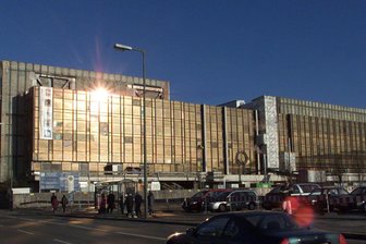 Vor 50 Jahren eröffnet: Die ganze Wahrheit über den Palast der Republik - Die winterliche Nachmittagssonne spiegelt sich im Januar 2001 in den Fenstern des Palastes der Republik in Berlin.