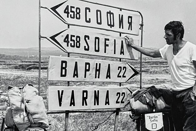 Vor 50 Jahren: Per Rad ans Schwarze Meer - Nach den Angaben auf diesen Hinweisschildern sind es noch 22 Kilometer bis zum Schwarzen Meer. Dann endlich ist er möglich, der ersehnte Sprung in die Fluten.