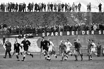 Vor 60 Jahren: Als Zwickau das erste Mal im Fußball-Europapokal spielte - Europapokal-Premiere am 20. November 1963: Beim Einlaufen der Mannschaften sind vorn von links die Zwickauer Helmut Gruner, Torhüter Peter Meyer, Eberhard Franz, Peter Henschel und Horst Jura zu erkennen.